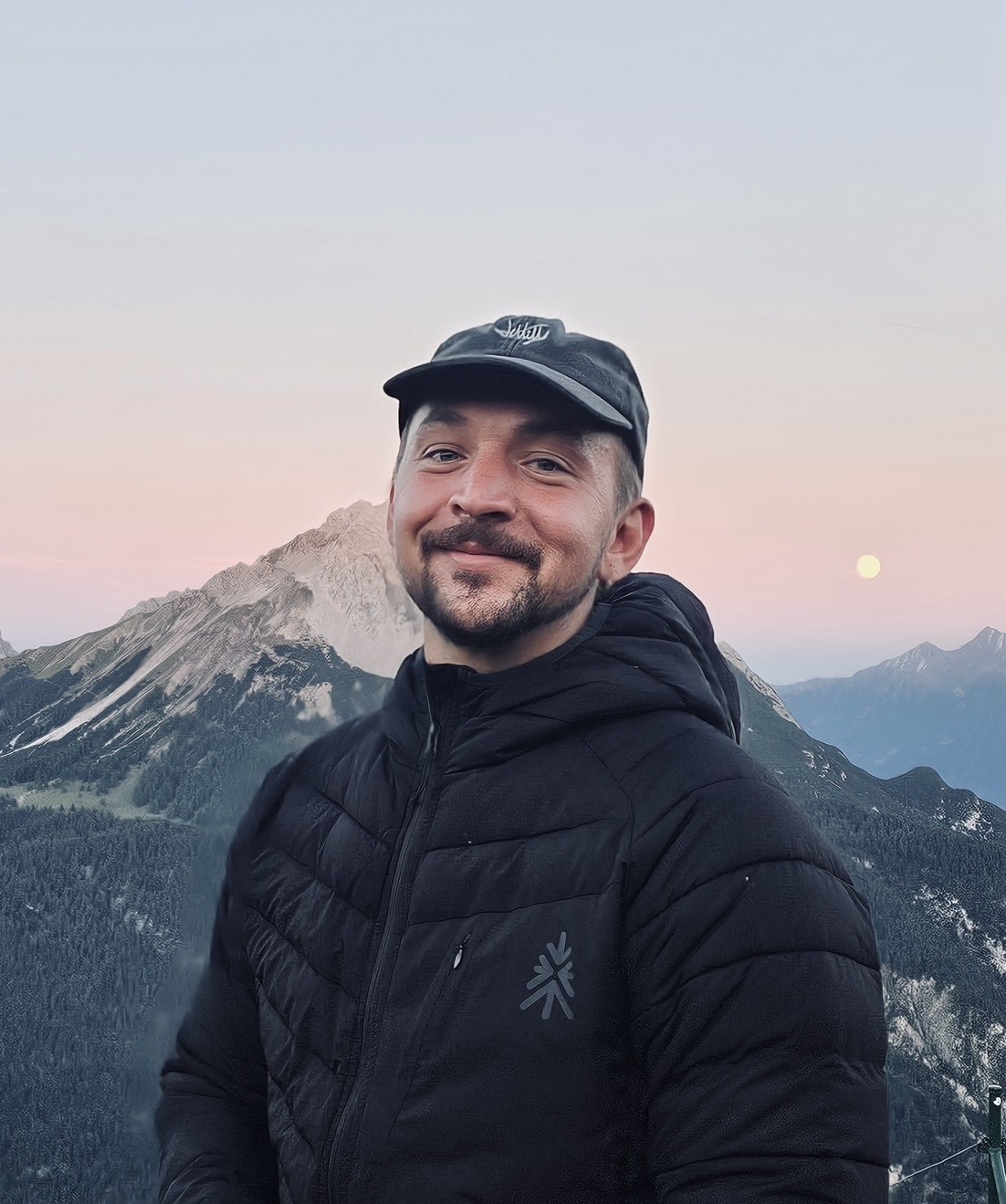 Jonathan March vor Bergpanorama