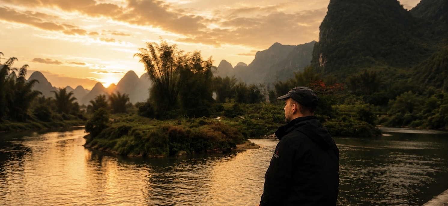 Jonathan March am Fluss bei Sonnenuntergang